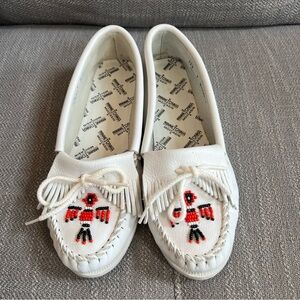 MINNETONKA White Leather Beaded Thunderbird Indian Moccasins Loafers Women's 9
